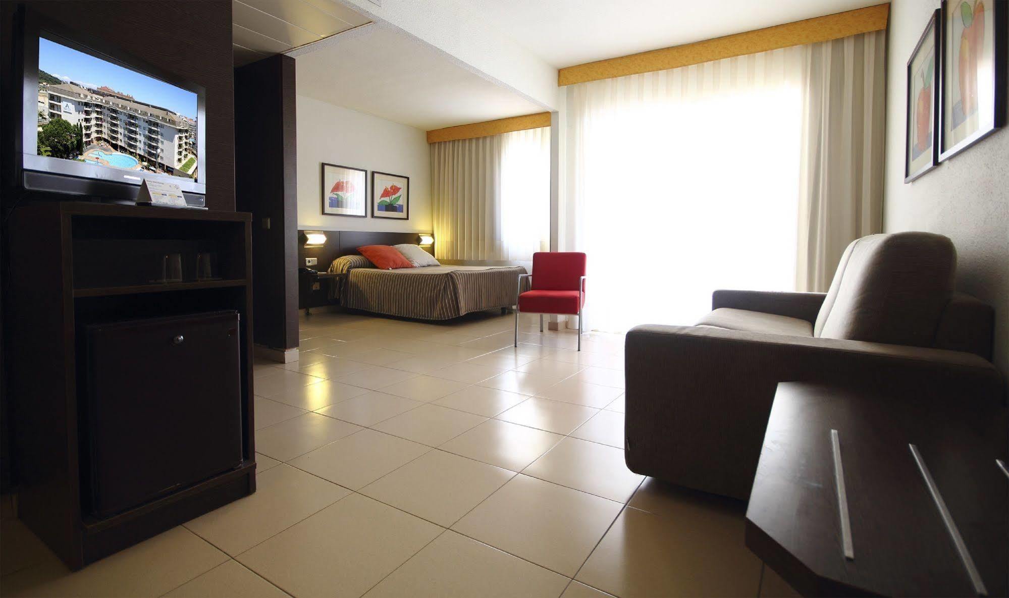 Aqua Hotel Montagut Suites 4*Sup Santa Susanna Esterno foto